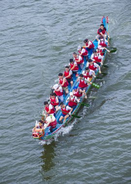 Taipei, Tayvan - Haziran 07: 2019 Taipei Dragon Boat festivali sırasında Dragonboat takımı yarışıyor. Festival, Çin kökenli geleneksel bir bayram.