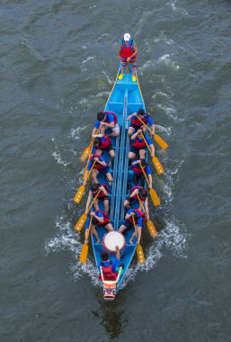 Taipei, Tayvan - Haziran 07: 2019 Taipei Dragon Boat festivali sırasında Dragonboat takımı yarışıyor. Festival, Çin kökenli geleneksel bir bayram.