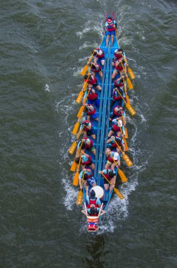 Taipei, Tayvan - Haziran 07: 2019 Taipei Dragon Boat festivali sırasında Dragonboat takımı yarışıyor. Festival, Çin kökenli geleneksel bir bayram.