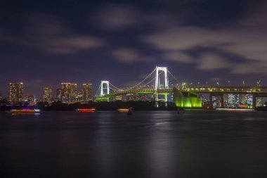 Tokyo - Ağu 21 : 21 Ağustos 2018 tarihinde Tokyo Japonya'daki Rainbow köprüsünün gece görünümü. Shibaura İskelesi ve Odaiba arasında Tokyo Körfezi'ni geçen köprü. 