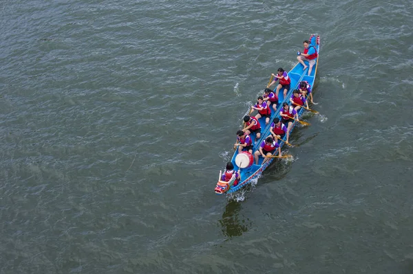 Taipei, Tayvan - Haziran 07: 2019 Taipei Dragon Boat festivali sırasında Dragonboat takımı yarışıyor. Festival, Çin kökenli geleneksel bir bayram.