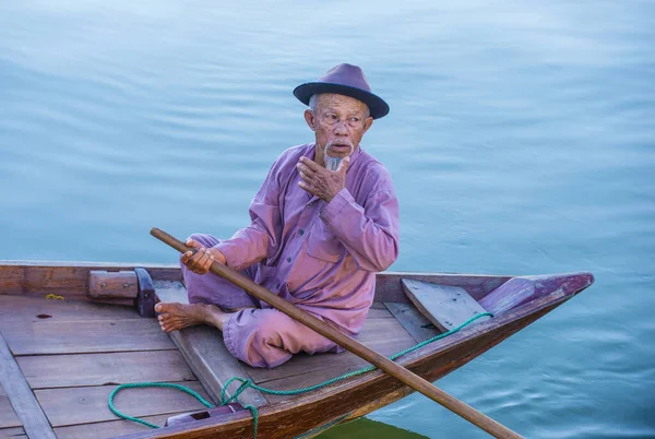 Hoi Vietnam Oct Vietnamese Fisherman Cruising Boat Hoi Vietnam October — Stock fotografie