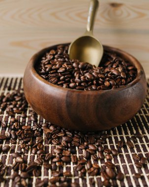 kahve çekirdekleri bir ahşap plaka