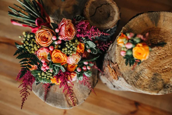 Orangefarbener Brautstrauß mit Boutonniere — Stockfoto