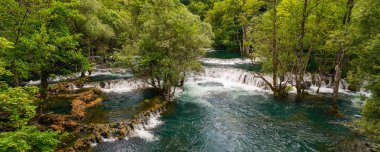 Una Nehri. Martin brod şelale. Bosna ve Hersek. Vahşi Nehri üzerinde güzel büyük şelale.