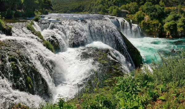 ウナ野生川。Strbacki 北の滝。ボスナ川・ ヘルツェゴビナ。野生の川の美しい大きな滝. — ストック写真