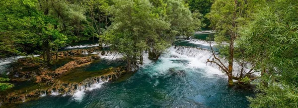 ウナ川。マーティン brod の滝。ボスナ川・ ヘルツェゴビナ。野生の川の美しい大きな滝. — ストック写真