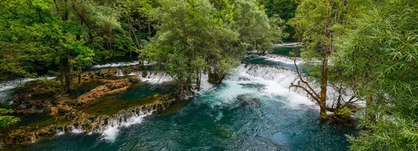 Řeka UNA. Vodopád v Brodě Martin. Bosna a Hercegovina. Krásný velký vodopád na divoké řece. — Stock fotografie