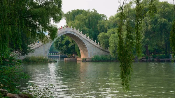 Puente chino sobre el lago en la China — Foto de Stock