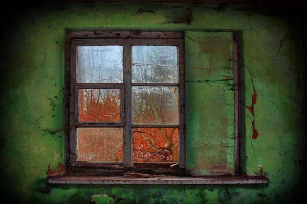 Vecchia finestra rotta con vecchio muro verde dipinto — Foto Stock