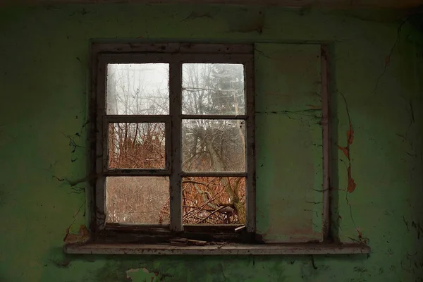 Janela quebrada velha com parede verde pintada velha — Fotografia de Stock
