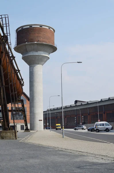 Réservoir d'eau dans le parc industriel — Photo