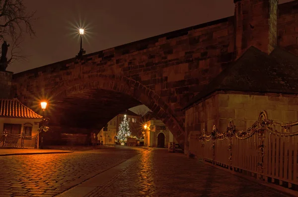 Puente Charles en la noche. Vista desde Kampa. Praga, Repu checo — Foto de Stock
