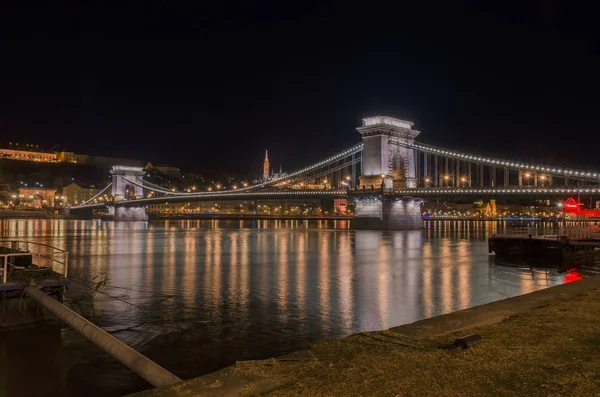 Puente de la cadena Szecheny, Budapest en la noche, Hungría — Foto de Stock