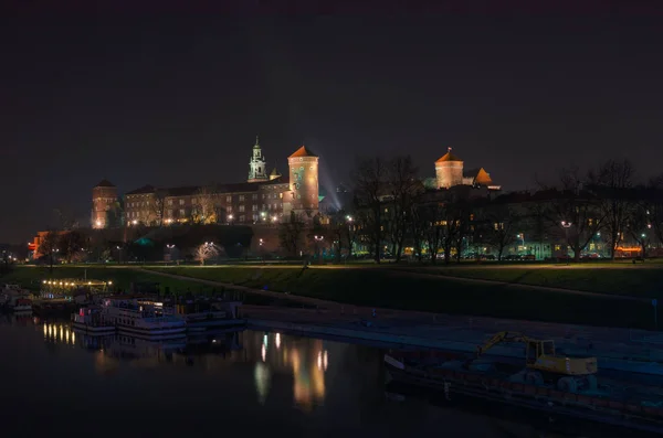 Zamek Królewski na Wawelu, w nocy, Kraków, Polska — Zdjęcie stockowe
