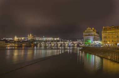 Geceleri Charlese köprüsü olan Prag Kalesi