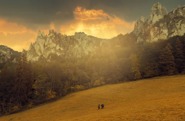 Nublado Soleado Atardecer Con Rayos Sol Strazovske Montañas Eslovaquia — Foto de Stock