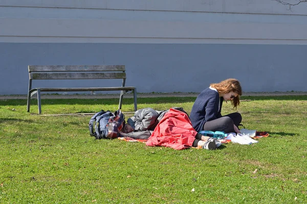 Opava República Tcheca Março 2017 Foto Editorial Jovens Que Descansam — Fotografia de Stock