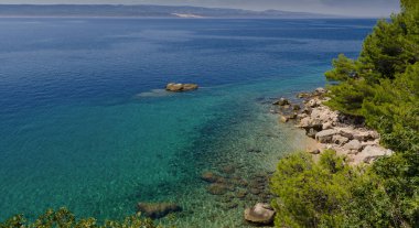 Sahil Pisak köyün güzel derin mavi deniz. Hırvatistan. Bihać Adası arka planda.
