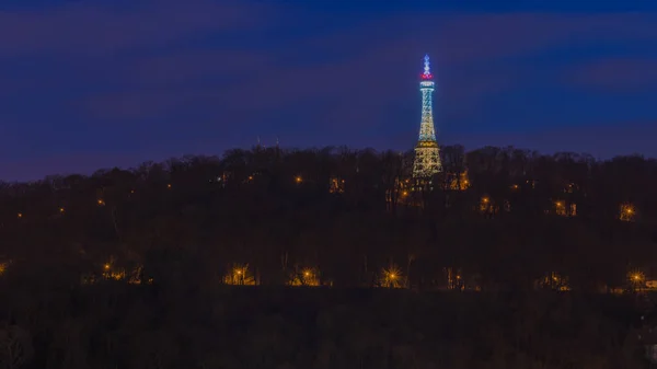 Torre de vigilancia Petrin en la noche, Praga, República Checa — Foto de Stock