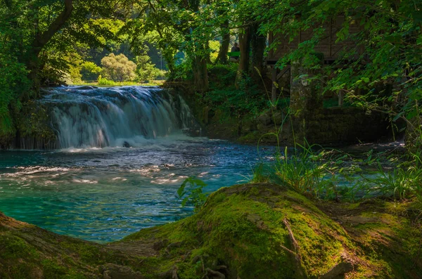 Un fiume selvaggio nel canyon di Grmusha. Lohovo vicino a Bihac. Un fiume selvaggio. Bosna ed Erzegovina . — Foto Stock