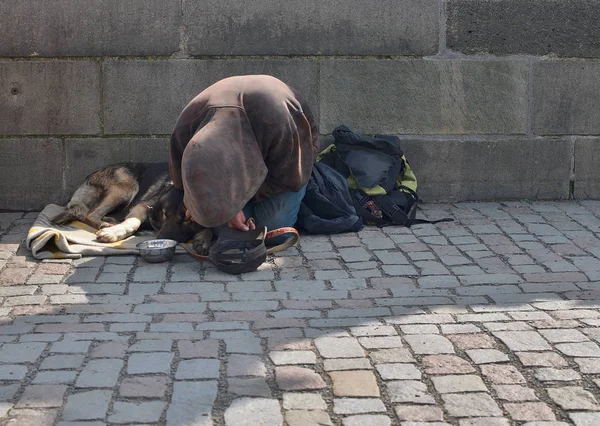 Mendigo com seu cão na ponte Charlese, Praga, República Checa — Fotografia de Stock