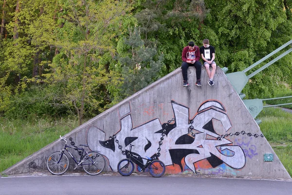 10 日至 2017 年，编辑照片的两个男孩坐在混凝土砌块，看手机，温泉市骑当千骑当千 spa，捷克共和国 — 图库照片