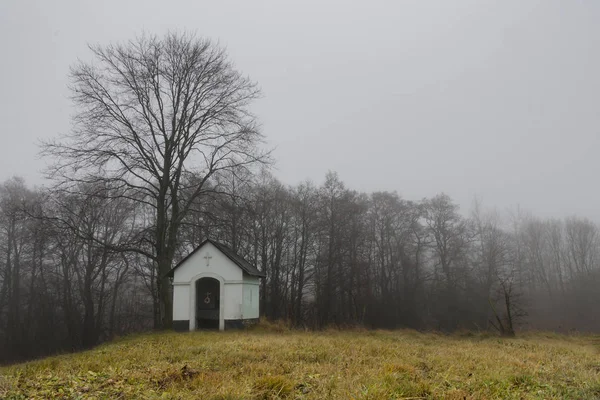 Capilla solitaria en el campo, República Checa — Foto de Stock