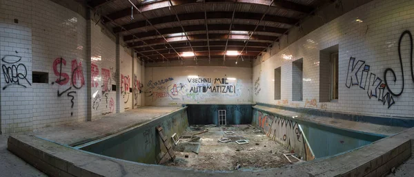 Panorama de interior de edificio abandonado con piscina — Foto de Stock