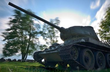Bulutlu arka plan ile tarihsel tank