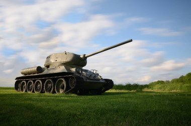 Bulutlu arka plan ile tarihsel tank