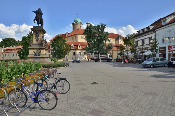 4 de agosto de 2016, Foto editorial de la plaza George con la estatua del rey Georges en Podebrady, Jiriho namesti, socha krale Jiriho, Podebrady, República Checa —  Fotos de Stock