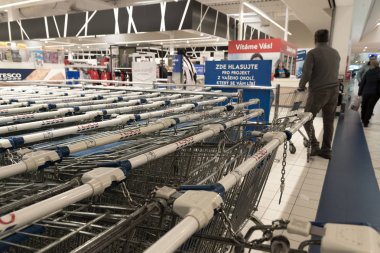 23 Ekim, 2017, alışveriş arabaları ile müşteri, alışveriş park, Brno, Çek Cumhuriyeti ile Tesco Interyon editoryal fotoğrafı