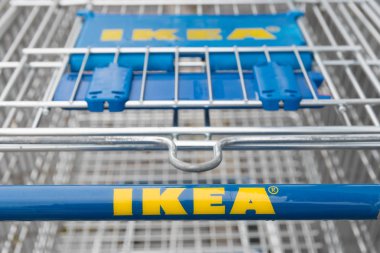 23 Ekim, 2017, troley alışveriş, park, Brno, Çek Cumhuriyeti alışveriş IKEA editoryal fotoğraf