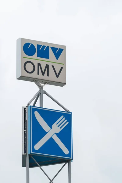 23 de outubro de 2017, Foto editorial do logotipo da OMV na coluna, Brno, República Checa — Fotografia de Stock