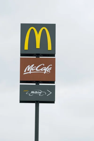 23 ottobre 2017, Foto editoriale di Logos of McDonalds fastfood on the column, shopping park, Brno, Repubblica Ceca — Foto Stock