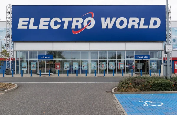 23 de outubro de 2017, Foto editorial do supermercado mundial Electro, parque comercial, Brno, República Checa — Fotografia de Stock