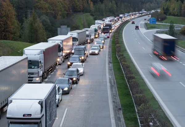 23 de octubre de 2017, Foto editorial del atasco de tráfico en la autopista D35, salida 290, Velky Ujezd, República Checa — Foto de Stock