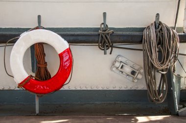 Emanet yüzük ayrıntılı teknede