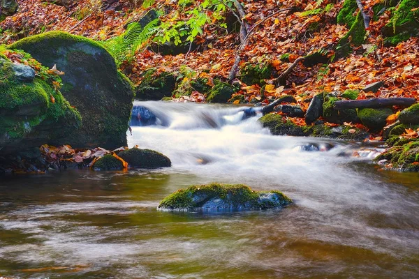 Καταρράκτης στο ασημένιο creek, Nyznerov, Τσεχική Δημοκρατία — Φωτογραφία Αρχείου