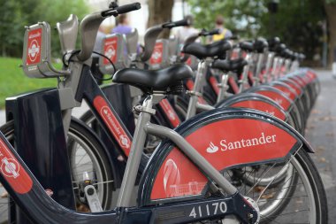 24 Ağustos, 2017, Santander Bisiklet Kiralama istasyonu, Londra, büyük Bitain, Kiralık editoryal fotoğraf