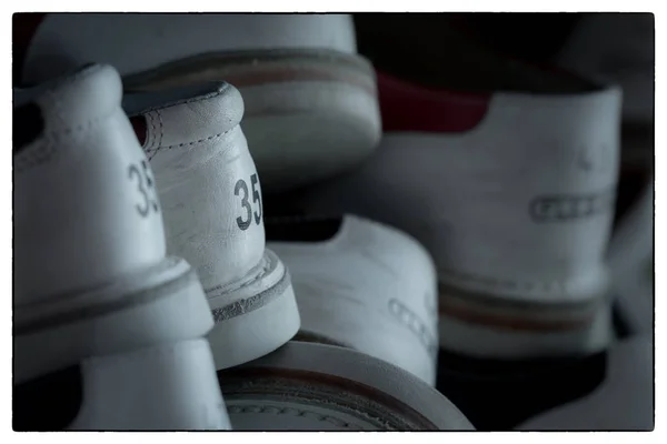 Grupp av bowling skor med ram — Stockfoto