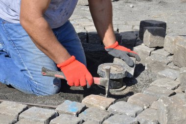 Arnavut kaldırımlı yol tamiri taşçı fotoğrafı.