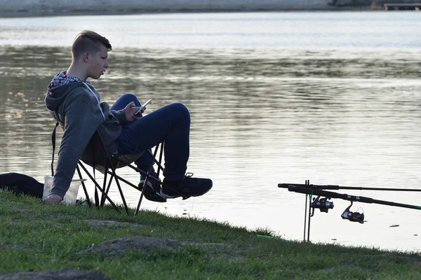 Opava Tschechische Republik März 2017 Leitartikelfoto Eines Fischers Mit Handy — Stockfoto