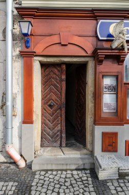 Eski duvar ahşap kapı ile