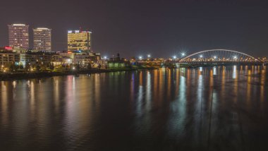 6 Kasım, 2017, Bratislava editoryal fotoğraf gece Tuna ve Apollo bridge ile toplam