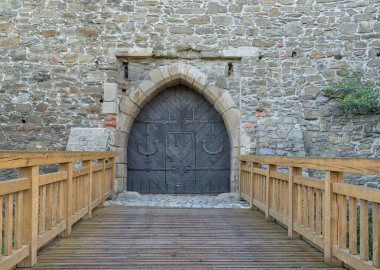 Gotik kapılı kale, dövülmüş ahşap kapı ve tahta köprü, Helfstyn, Çek Cumhuriyeti