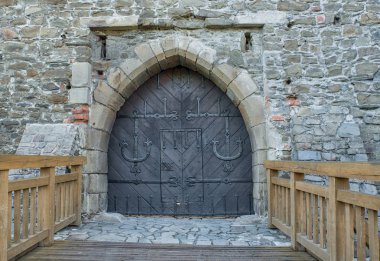 Gotik kapılı kale, dövülmüş ahşap kapı ve tahta köprü, Helfstyn, Çek Cumhuriyeti