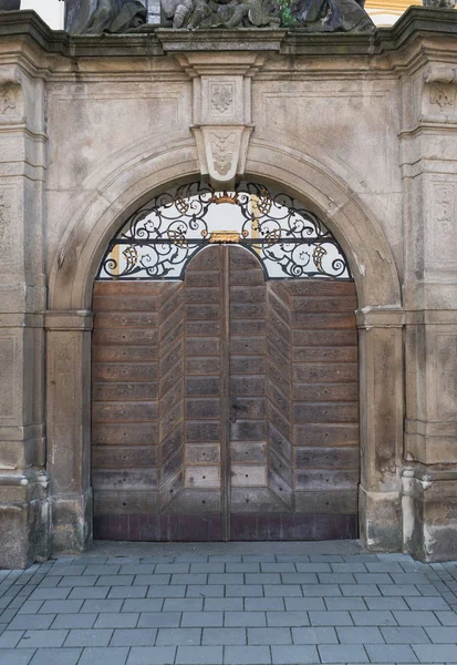 Castle Ile Gotik Kapısı Sahte Ahşap Kapı Çek Cumhuriyeti — Stok fotoğraf