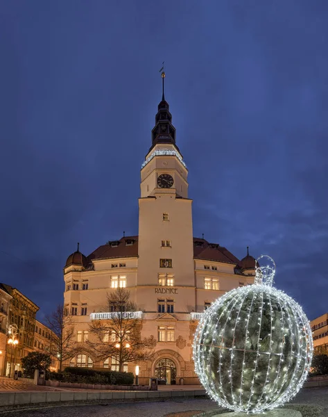 Ayuntamiento de Opava en invierno con bola de iluminación, Czech Repu —  Fotos de Stock